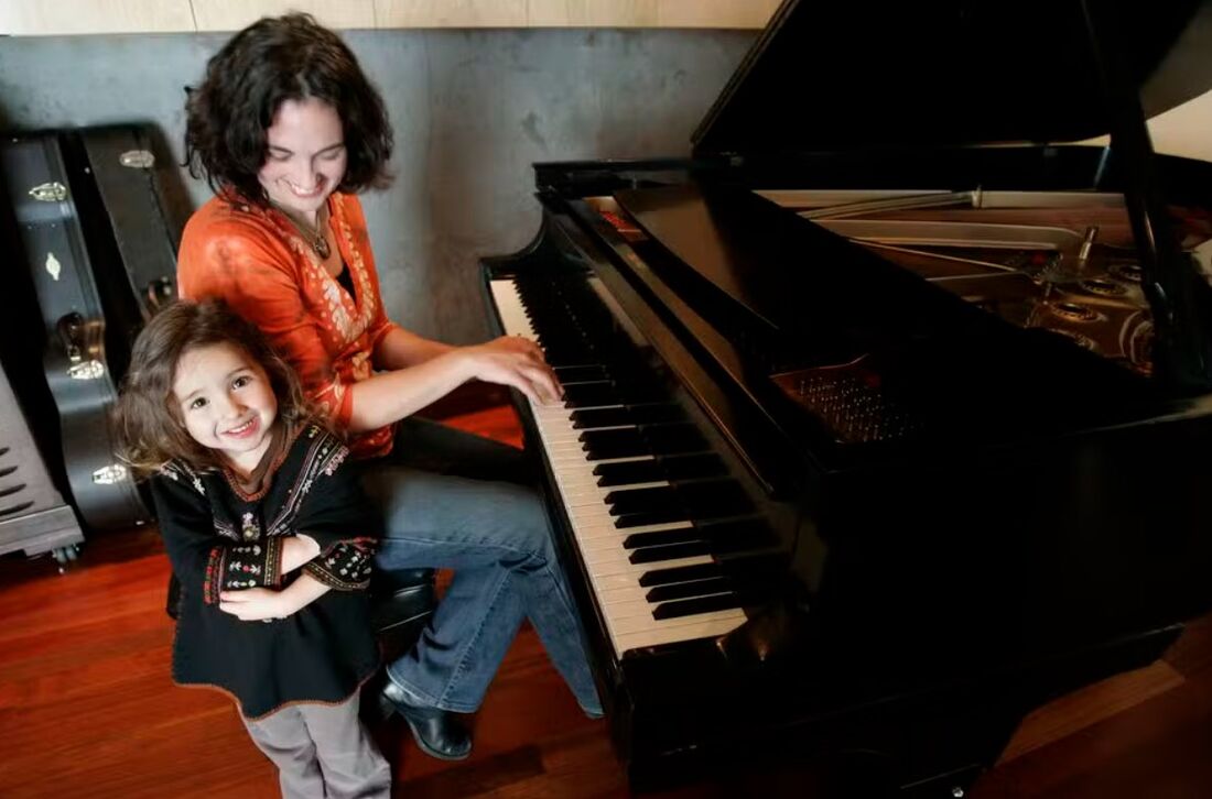 Vencedora do Grammy, Starr Parodi, com a filha ao lado do piano 1928 SteinwayB usado na trilha sonora de "O mágico de Oz" 