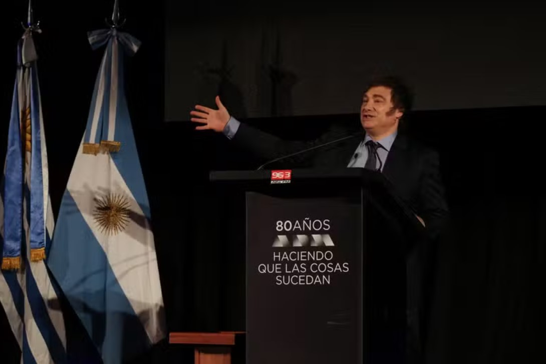 Presidente da Argentina, Javier Milei, durante discurso em evento do setor de marketing no Uruguai 