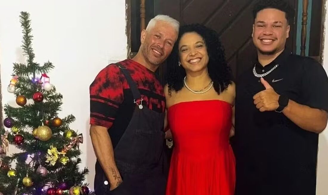 Carlos com os pais no Natal 