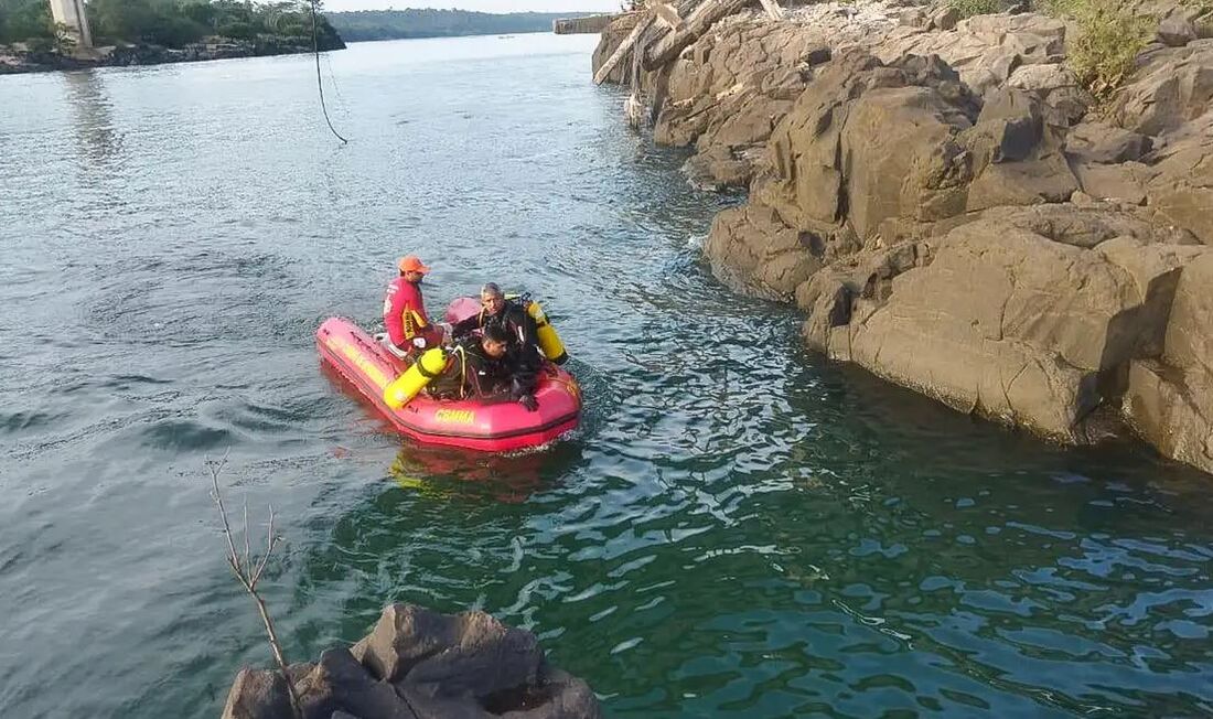 Buscas pelo Rio Tocantis, onde aconteceu a queda da Ponte Juscelino Kubitschek de Oliveira, que ligava os municípios de Aguiarnópolis (TO) e Estreito (MA)