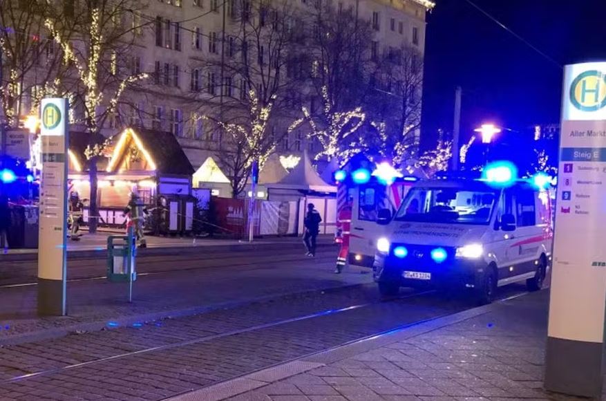 Ambulância chega ao mercado de Natal em Magdeburgo, onde um carro investiu contra uma multidão, matando e ferindo pessoas 