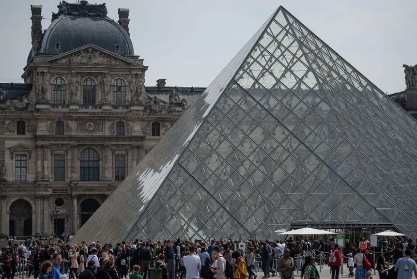 Visitantes fazem fila para entrar no Louvre 