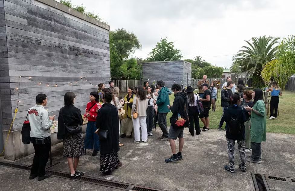 Artistas reunidos durante a abertura do Campo Artfest em Garzón, Maldonado, Uruguai 