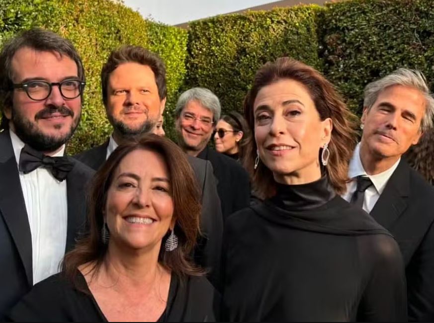 Rodrigo Teixeira, Selton Mello, Maria Carlota Bruno, Andrucha Waddington, Fernanda Torres e Walter Salles no Globo de Ouro 2025 