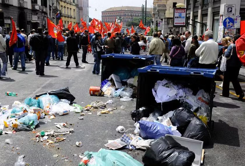 Lixo espalhado pela cidade de Nápoles, na Itália; Espanha descobriu esquema que despejava no país resíduos vindo do país 