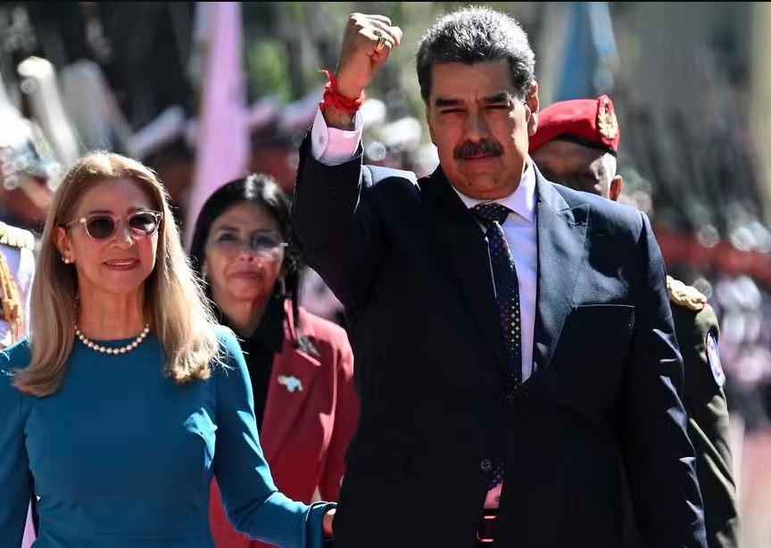 O presidente da Venezuela, Nicolas Maduro, ao lado da primeira-dama Cilia Flores, chega para sua posse em 10 de janeiro de 2025 