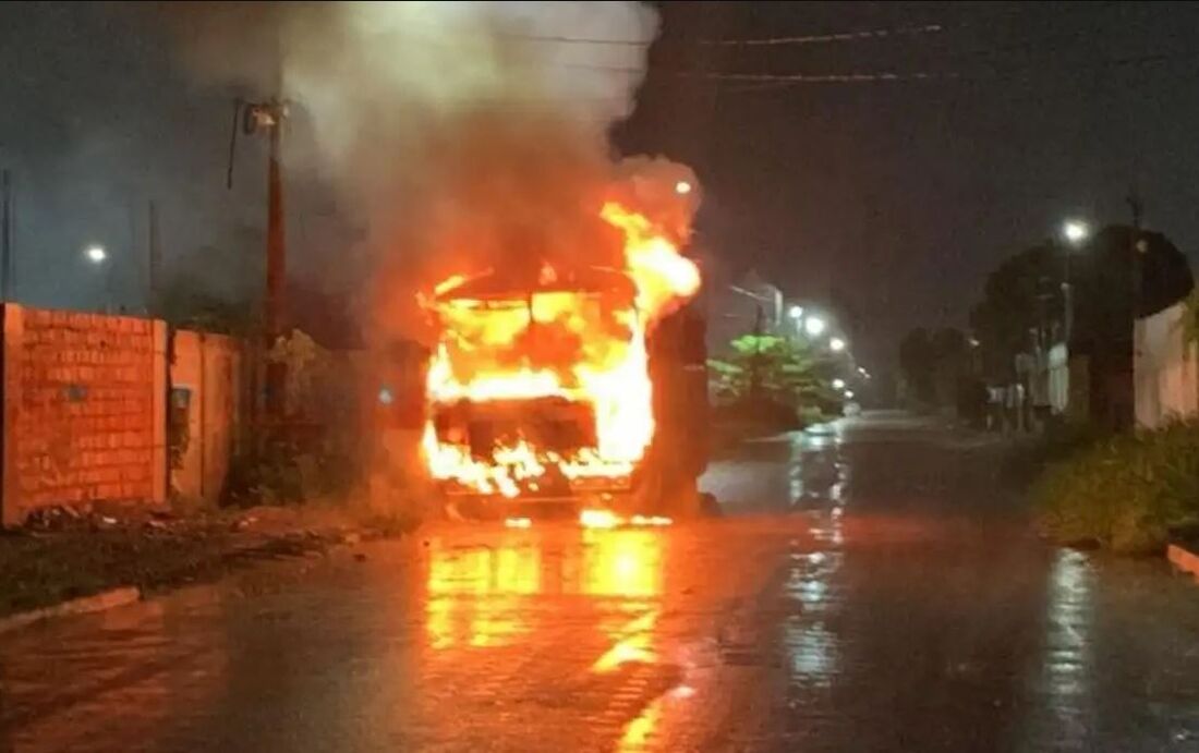 Ao menos três veículos foram incendiados na capital de Rondônia