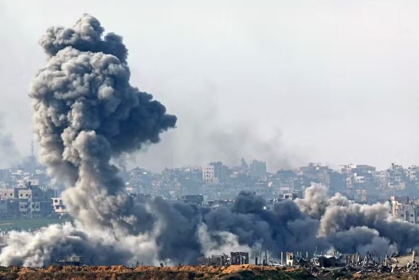 Fumaça sobe após explosões na Faixa de Gaza, cenário de guerra entre Israel e o grupo terrorista Hamas há 15 meses 