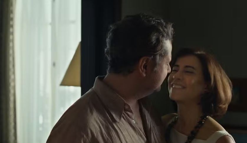 Selton Mello e Fernanda Torres em cena de "Ainda Estou Aqui" 