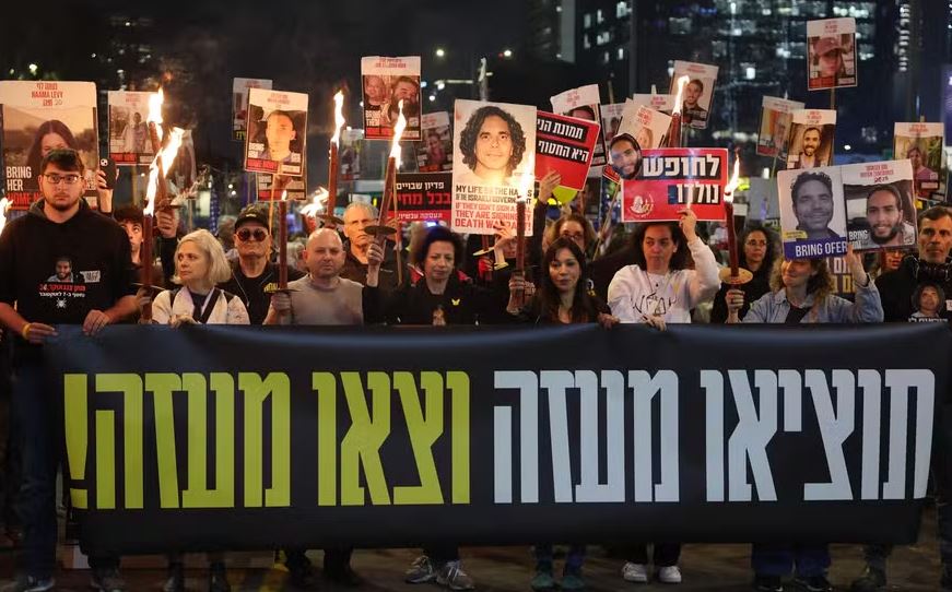 Manifestantes pedem libertação dos reféns israelenses mantidos em Gaza desde outubro de 2023, em Tel Aviv 