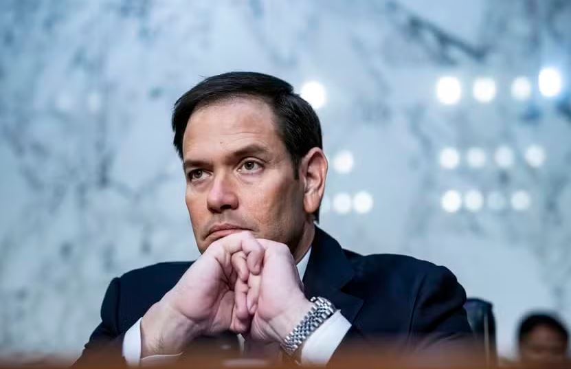 O senador Marco Rubio ouve durante uma audiência do Comitê de Inteligência do Senado em Washington