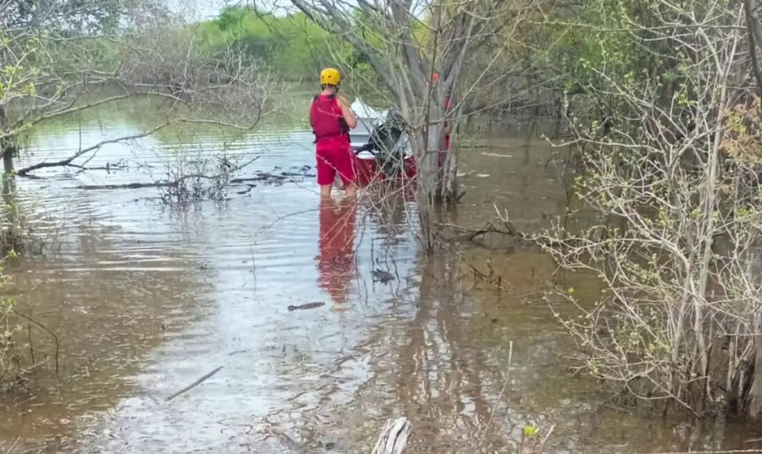 Chuvas no Ceará - Bombeiros e policiais militares resgataram ao menos cinco pessoas depois que o sangradouro de um açude particular se rompeu em função do volume d'água