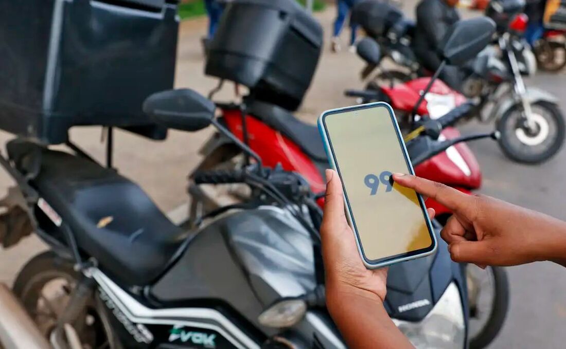 Transporte remunerado por moto via aplicativo é proibido por decreto municipal de 2023