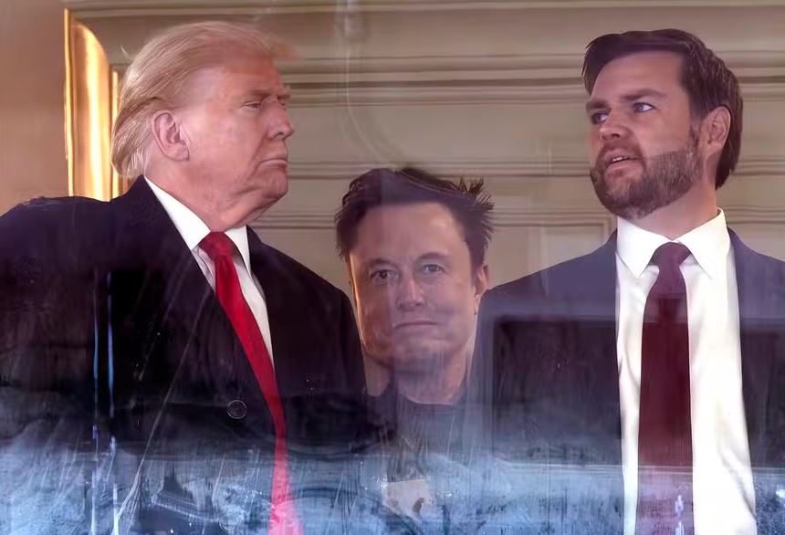 Presidente dos EUA, Donald Trump, ao lado do vice-presidente, J.D. Vance (D) e do bilionário Elon Musk (C)