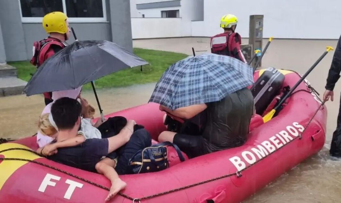 Bombeiros resgatam vítimas das chuvas em Santa Catarina