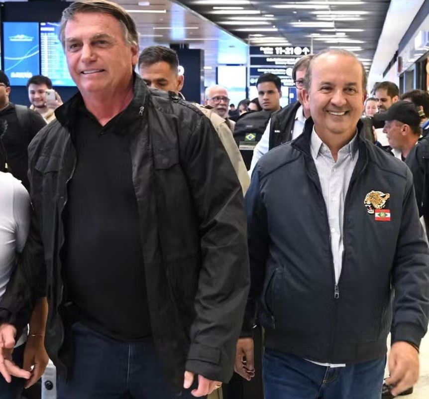 Jair Bolsonaro com Jorginho Mello no aeroporto em Santa Catarina 