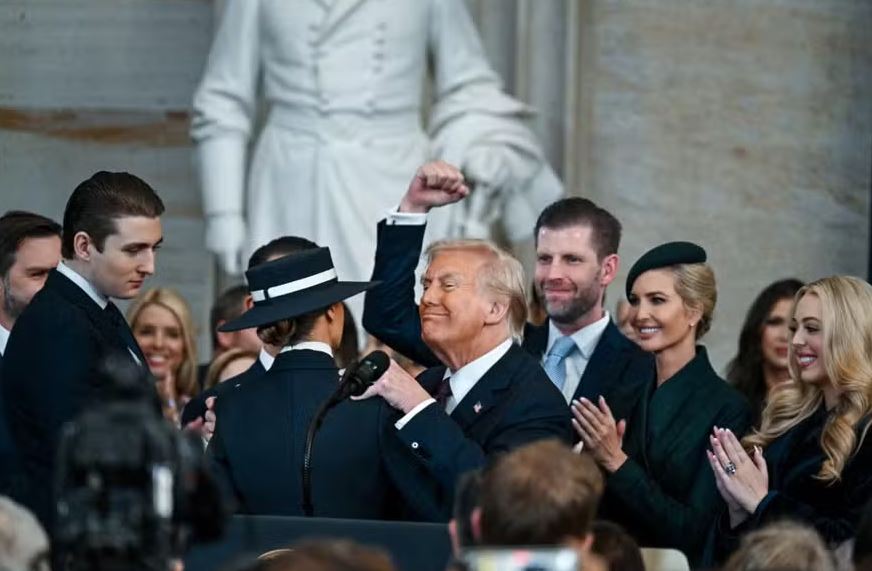 Presidente dos EUA, Donald Trump, comemora com a família após ser empossado em sua posse na Rotunda do Capitólio dos EUA em 20 de janeiro de 2025 em Washington, DC 