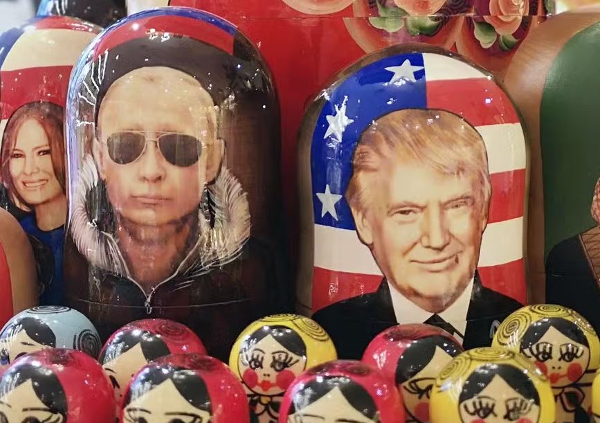 Tradicionais bonecas russas de madeira representando Putin e Trump são vendidas no centro de Moscou 