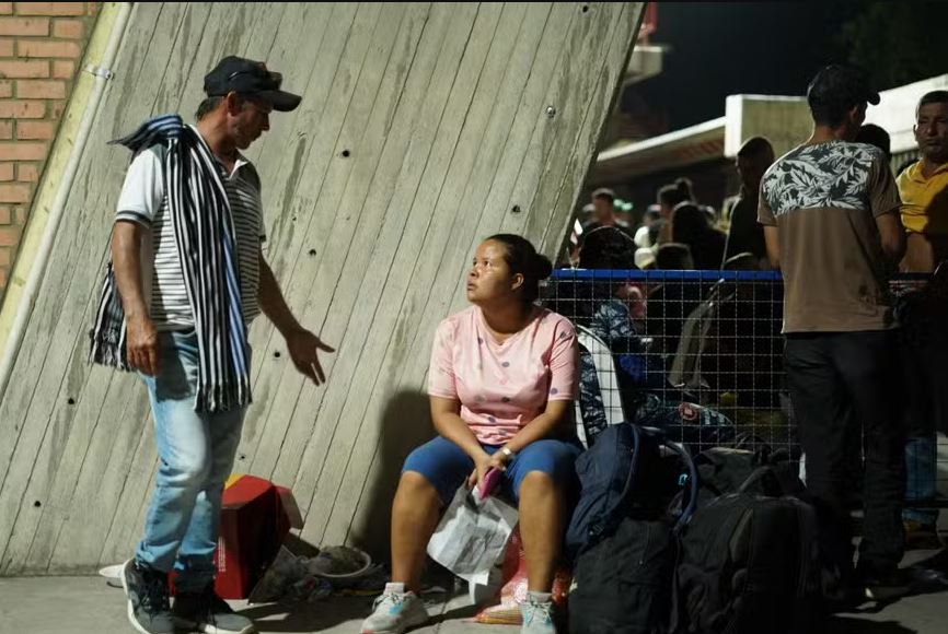 Pessoas deslocadas pelos confrontos recentes entre grupos armados são fotografadas no Estádio General Santander em Cúcuta, província de Norte de Santander, Colômbia, em 21 de janeiro de 2025 