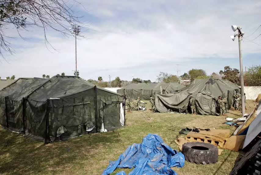 Militares mexicanos constroem abrigo temporário na fronteira México-EUA, em Matamoros, México