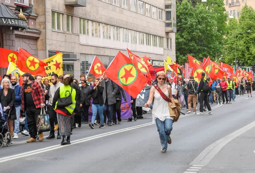 Ativistas carregam bandeiras do PKK