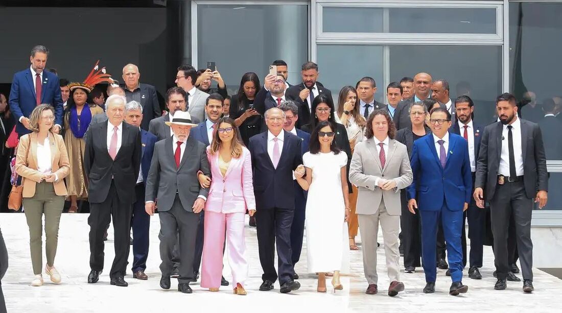 Lula e autoridades desceram a rampa do palácio para um ato na Praça dos Três Poderes, batizado de Abraço da Democracia