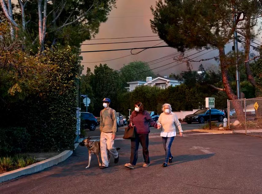 Pessoas deslocadas pelo incêndio em Pacific Palisades em Los Angeles, na terça-feira, 7 de janeiro de 2025 