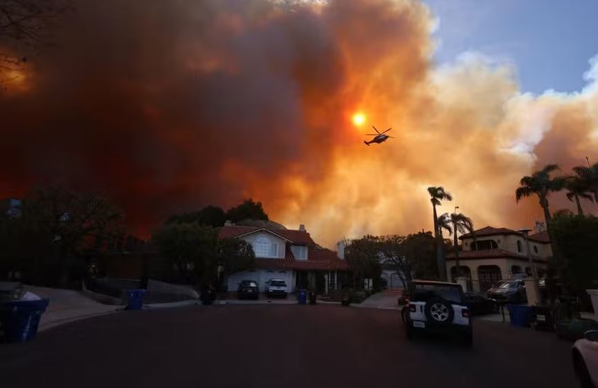 Incêndio florestal queima perto de casas em Pacific Palisades, Califórnia, em 7 de janeiro de 2025 