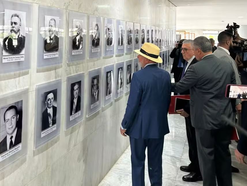 Presidente visita galeria de presidentes do Palácio do Planalto 