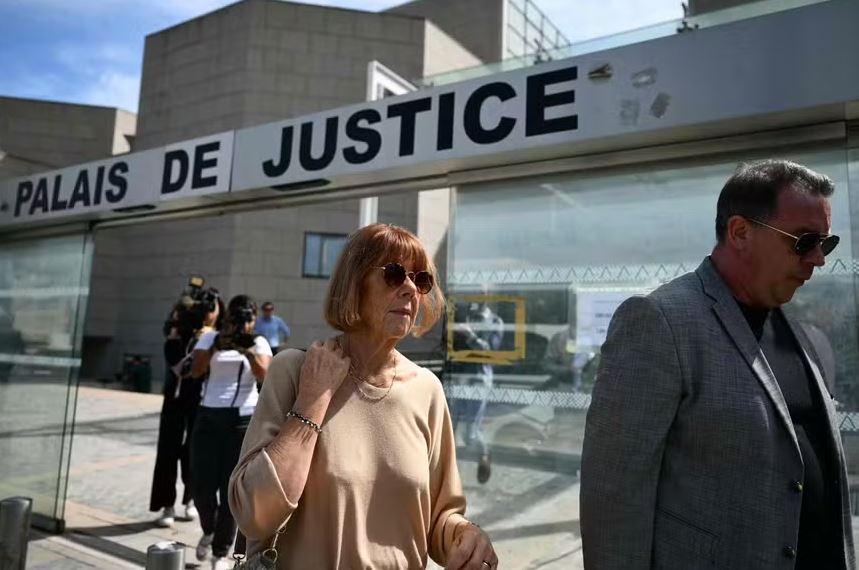 Gisèle Pelicot deixa tribunal de Avignon, onde marido é julgado por dopá-la para estupros 