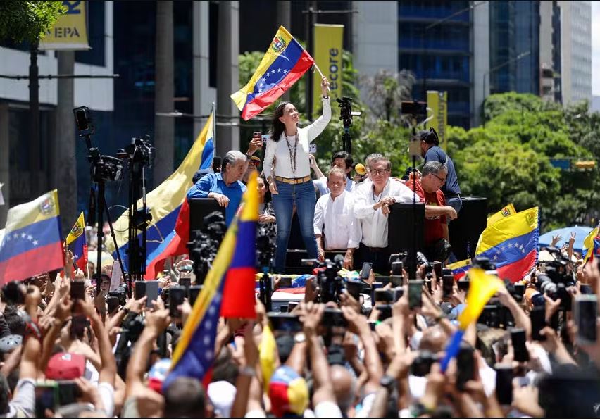 Líder da oposição venezuelana, María Corina Machado, durante protesto em Caracas 