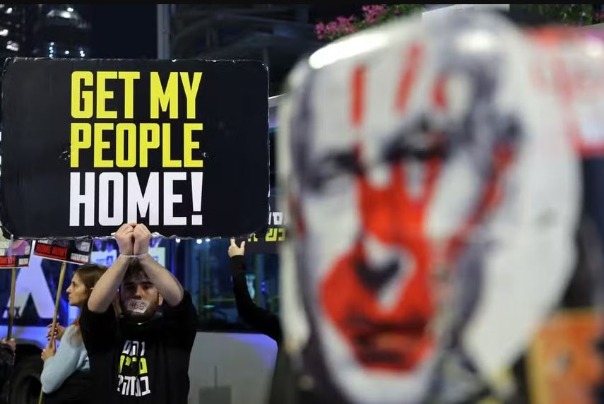 Manifestante levanta um cartaz durante protesto pedindo a libertação dos israelenses mantidos reféns em Gaza desde outubro de 2023 