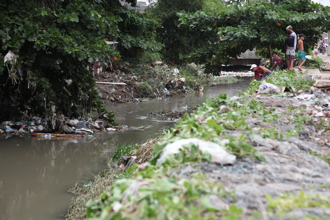 Com fortes chuvas, água transborda de canal e invade casas no bairro de Dois Unidos, Zona Norte do Recife