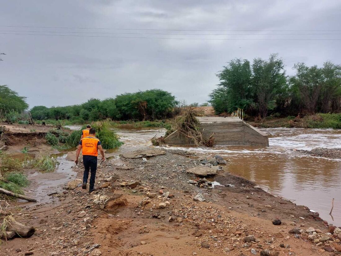 Moradores de Sertânia atingidos pela chuva receberão alimentos e colchões da Defesa Civil do Estado 