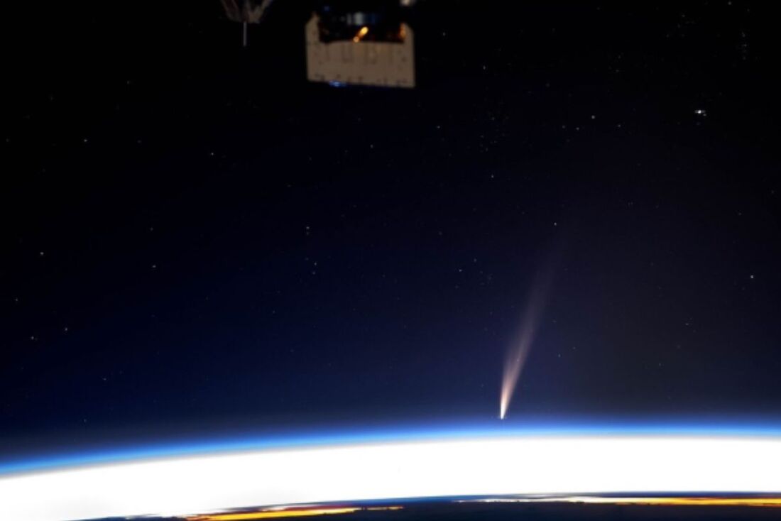 Foto do cometa C/2024 G3 (ATLAS) orbitando a Terra, visto da Estação Espacial Internacional