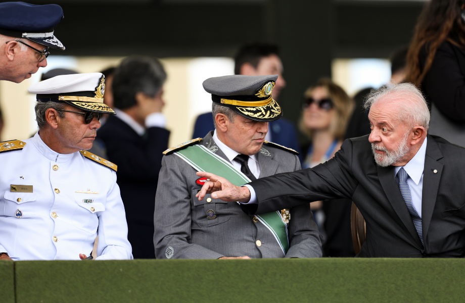 O presidente Luiz Inácio Lula da Silva, o comandante do Exército, general Tomás Ribeiro Paiva, e o Comandante da Marinha, Almirante de Esquadra Marcos Sampaio Olsen