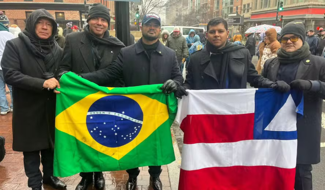 O deputado federal Capitão Alden (PL-BA, de boné, com a bandeira do Brasil) e o deputado estadual Dr. Diego Castro (PL-BA, segurando a bandeira da Bahia), em Washington, para a posse de Donald Trump