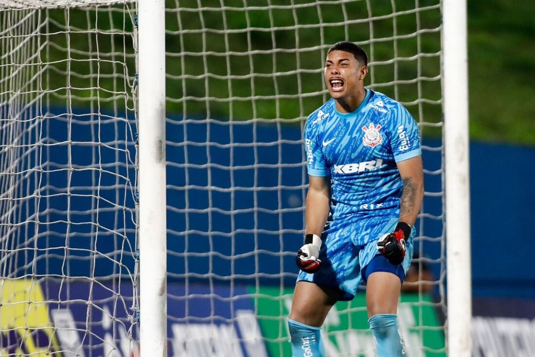 O goleiro Kauê, do Corinthians, defendeu três cobranças nas penalidades 