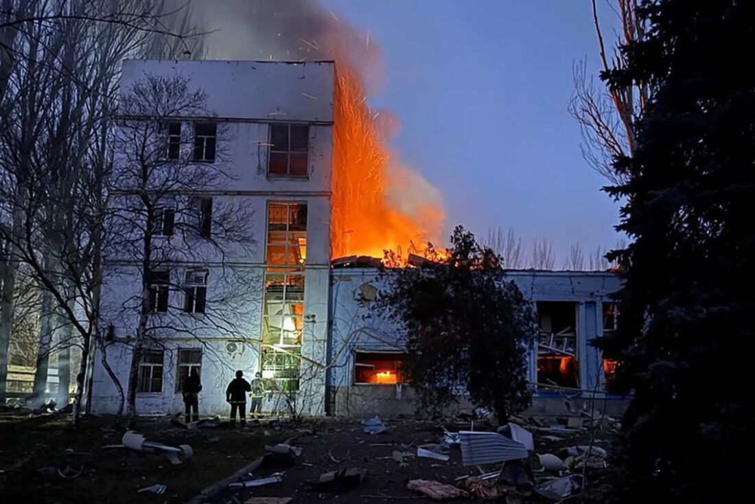 O ataque resultou em um incêndio em um prédio não residencial