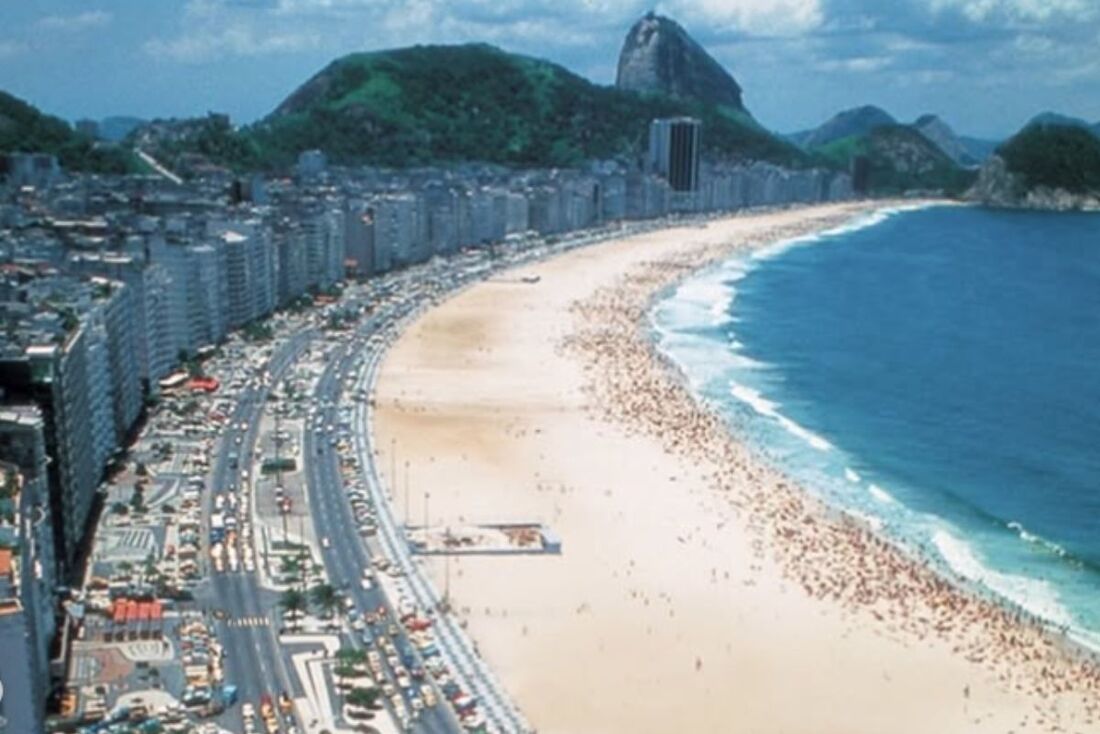 A praia de Copacabana foi destaque da publicação que cita seu criador, o paisagista Roberto Burle Marx