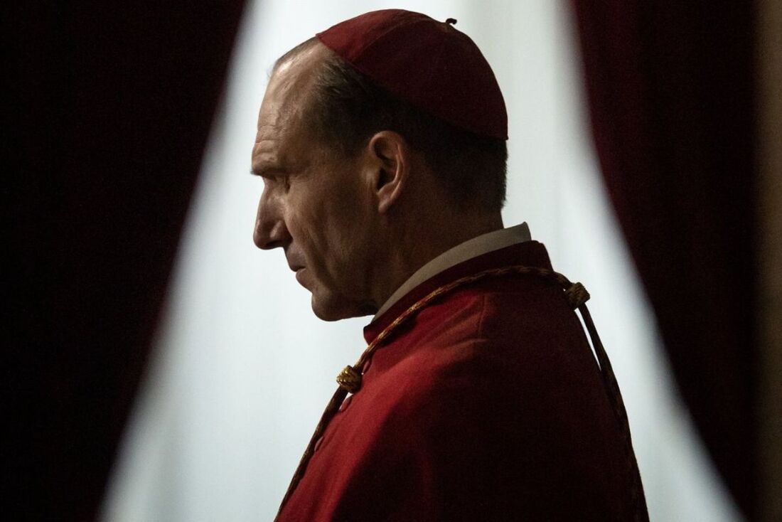 Em ''Conclave'' Ralph Fiennes interpreta Lawrence, conhecido também como Cardeal Lomeli