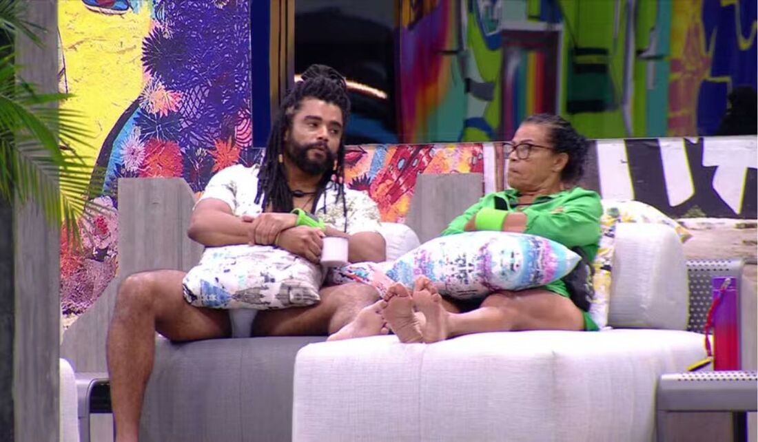 Diogo Almeida e a mãe, Vilma, conversam na área externa da casa do BBB 25