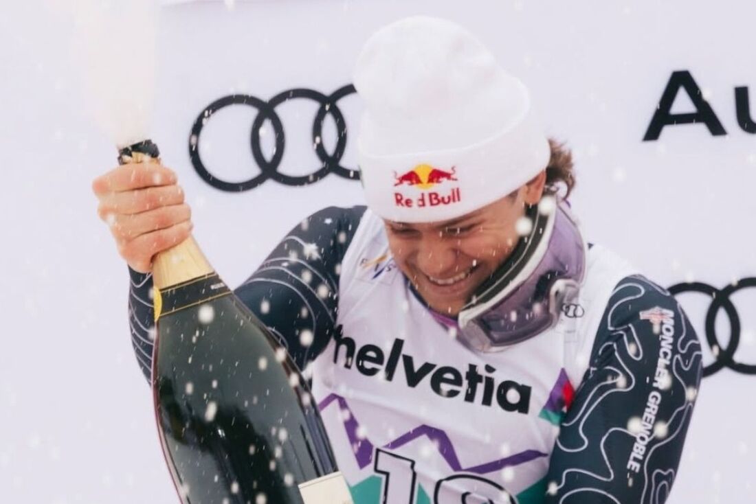 O brasileiro Lucas Pinheiro Braathen conquistou, neste sábado (11), a medalha de prata na etapa de Adelboden, na Suíça, da Copa do Mundo de esqui alpino