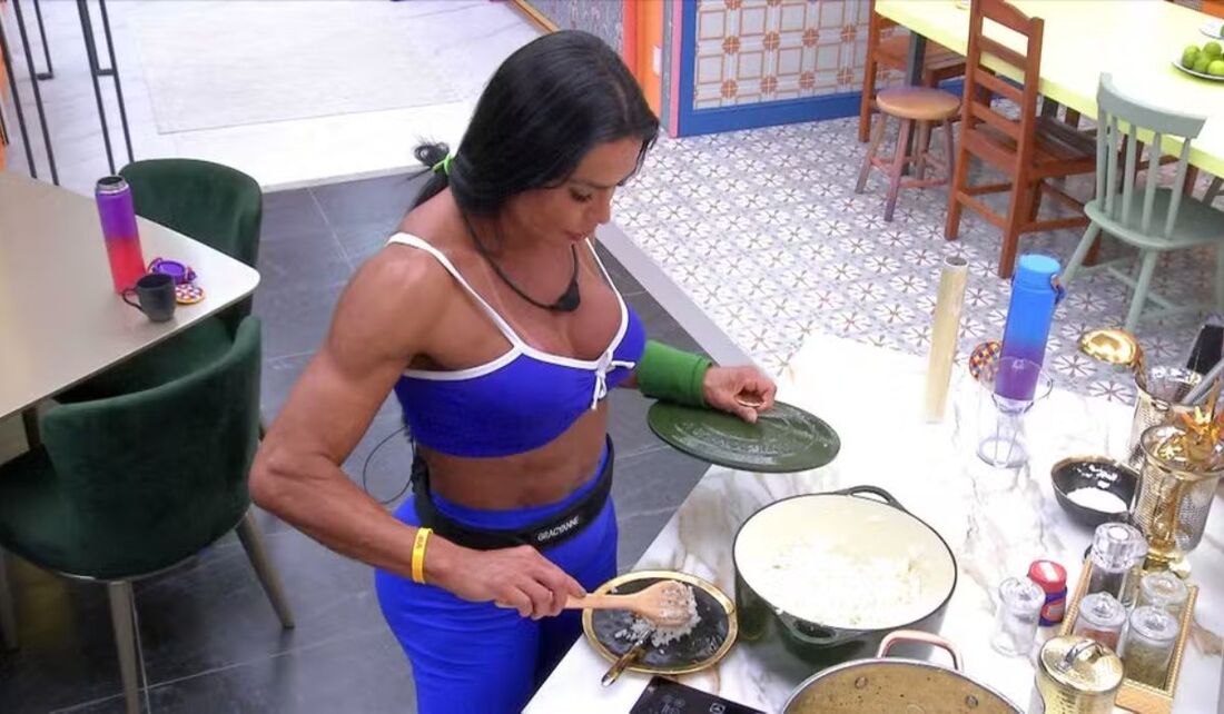 Gracyanne Barbosa prepara refeição com proteína de frango