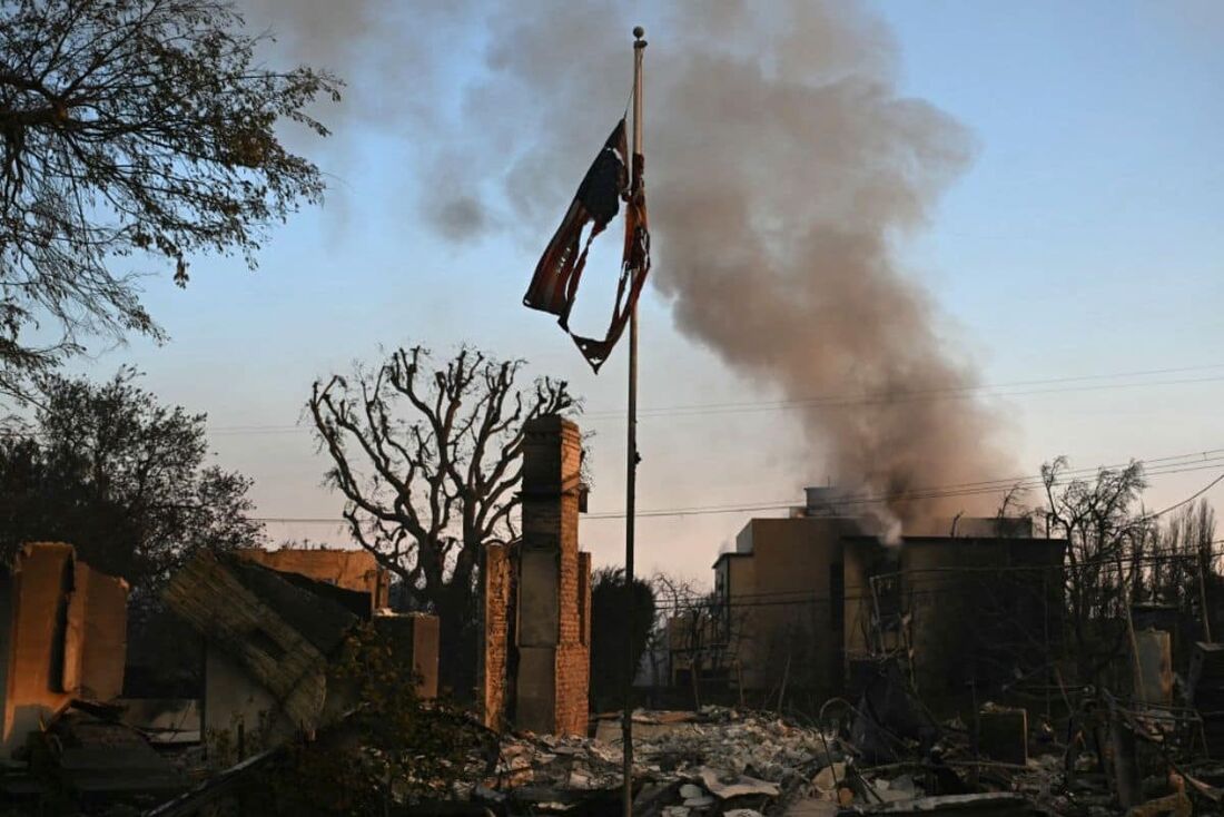 A fumaça tomou conta das residências durante o incêndio em Los Angeles