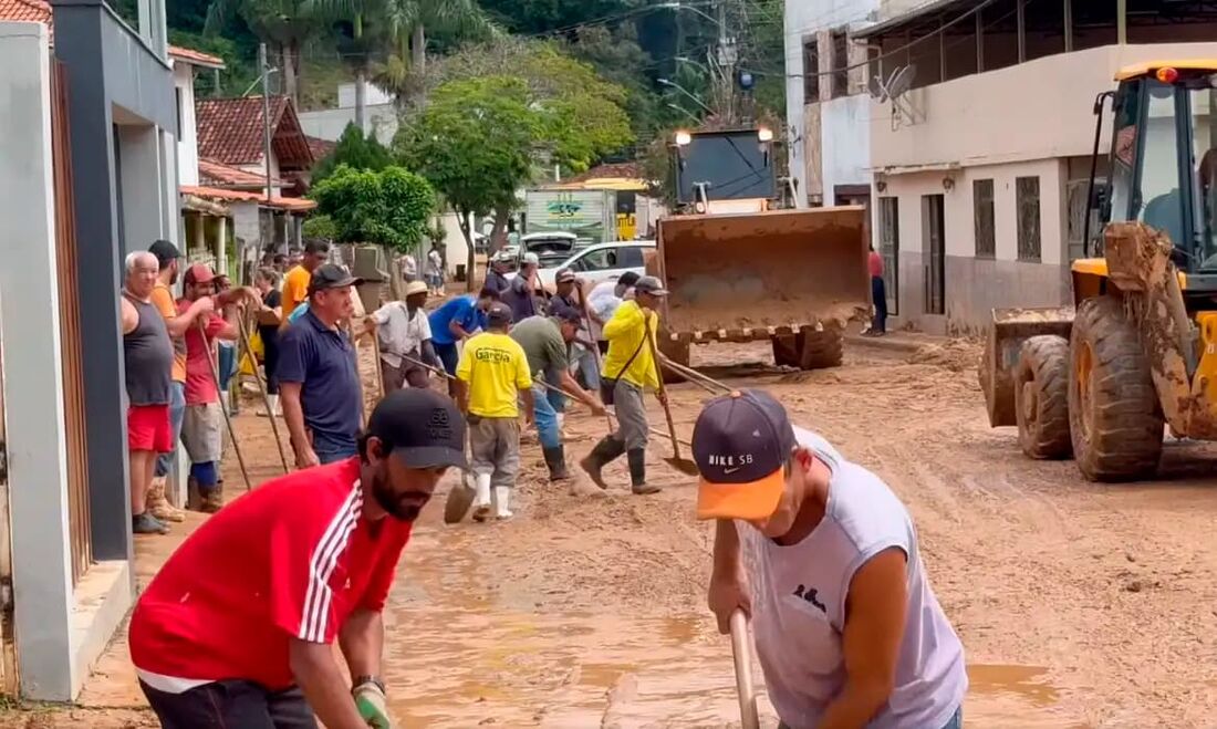 Fortes chuvas em Minas Gerais destroem 9 pontes em Dom Silvério.