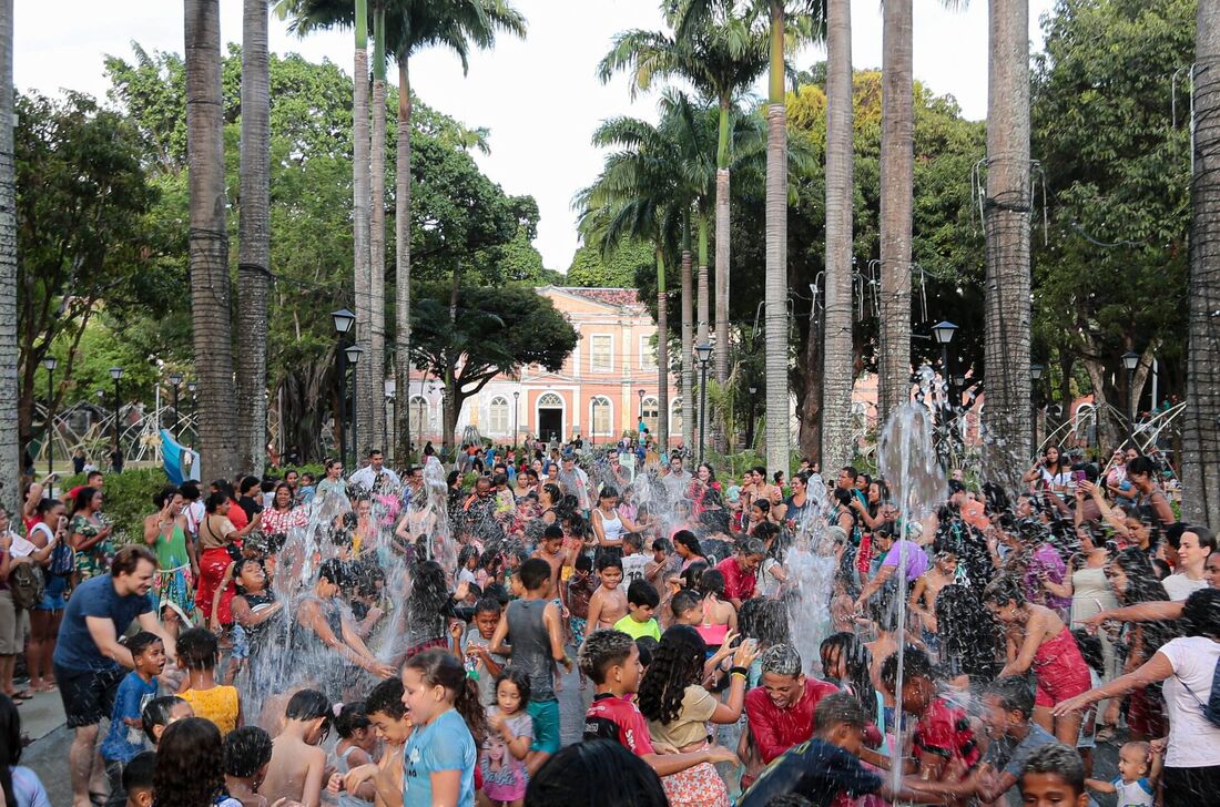 Uma das principais atrações do Parque da Tamarineira, banho da fonte tem atraído centenas de crianças 