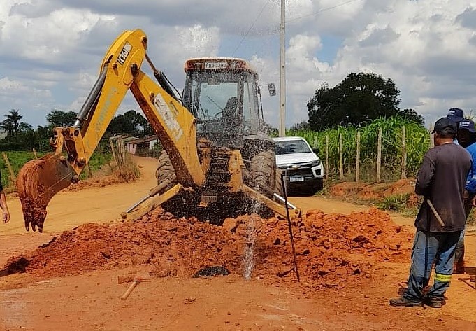 Operação retira ligações clandestinas em adutora que abastece Feira Nova e Glória do Goitá 