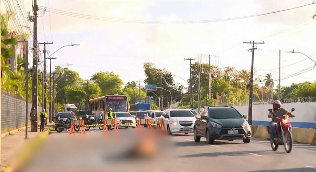 Agentes da CTTU foram ao local para orientar o trânsito, que ficou complicado no trecho