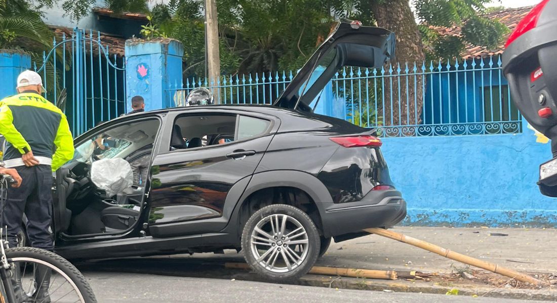 Veículo saiu da pista, subiu a calçada e bateu na placa